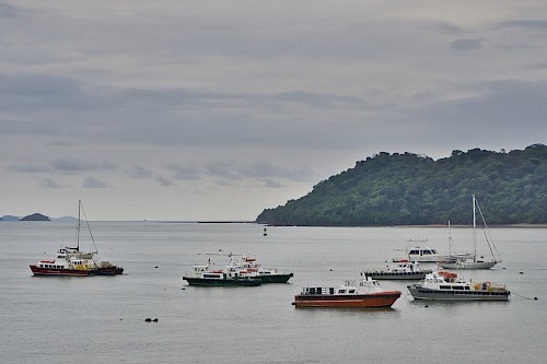 Foto de una pequeña flota de botes en la calzada de la Ciudad de Panamá