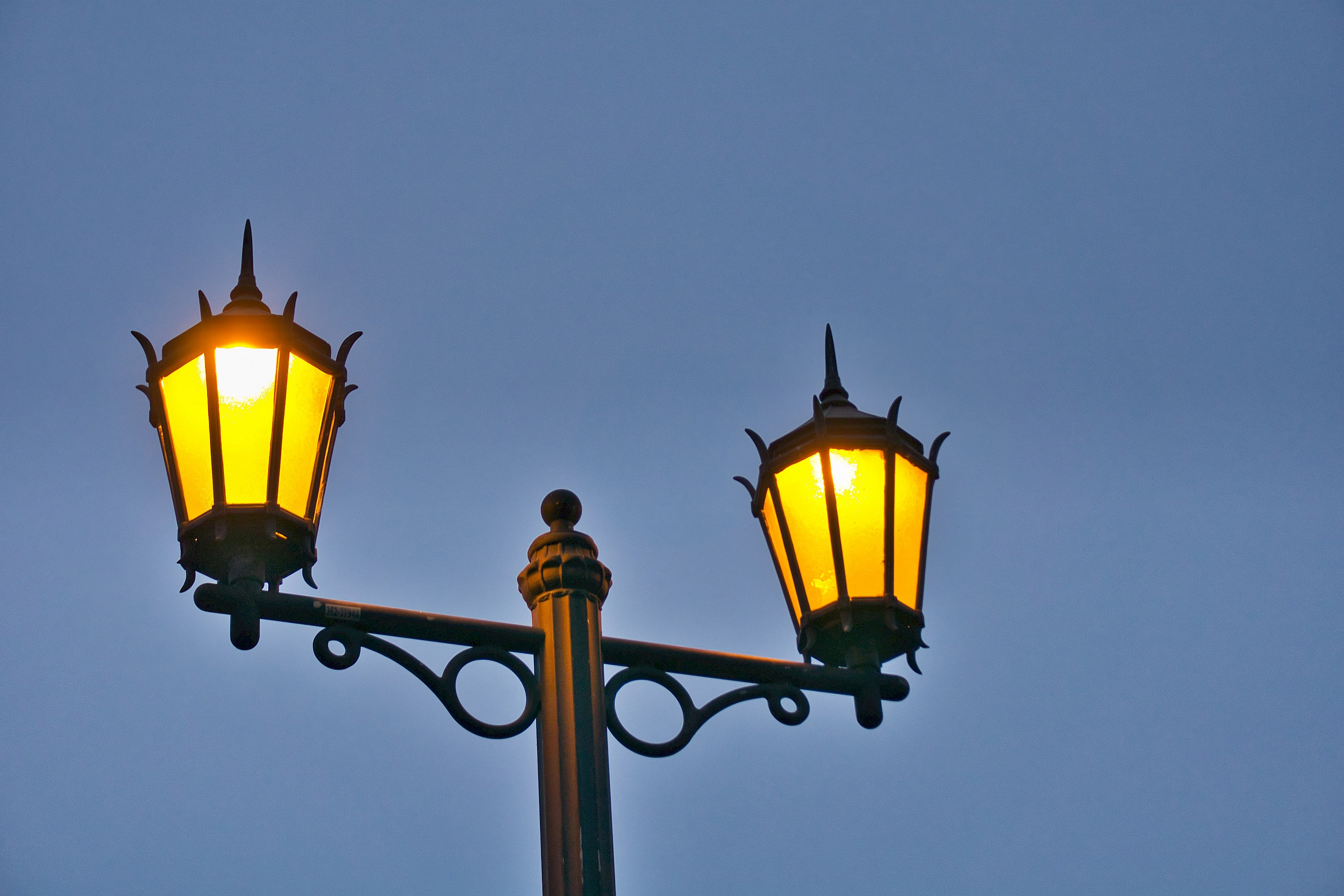 Fotografía de una lámpara de calle del causeway de Amador en ciudad de Panamá
