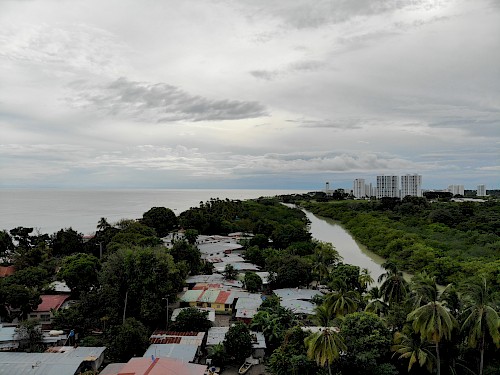 Esta fotografía tomada en 2018 muestra parcialmente el lugar donde desemboca el río Farallón, parte del pueblo de farallón, y al fondo el área del hotel playa blanca.