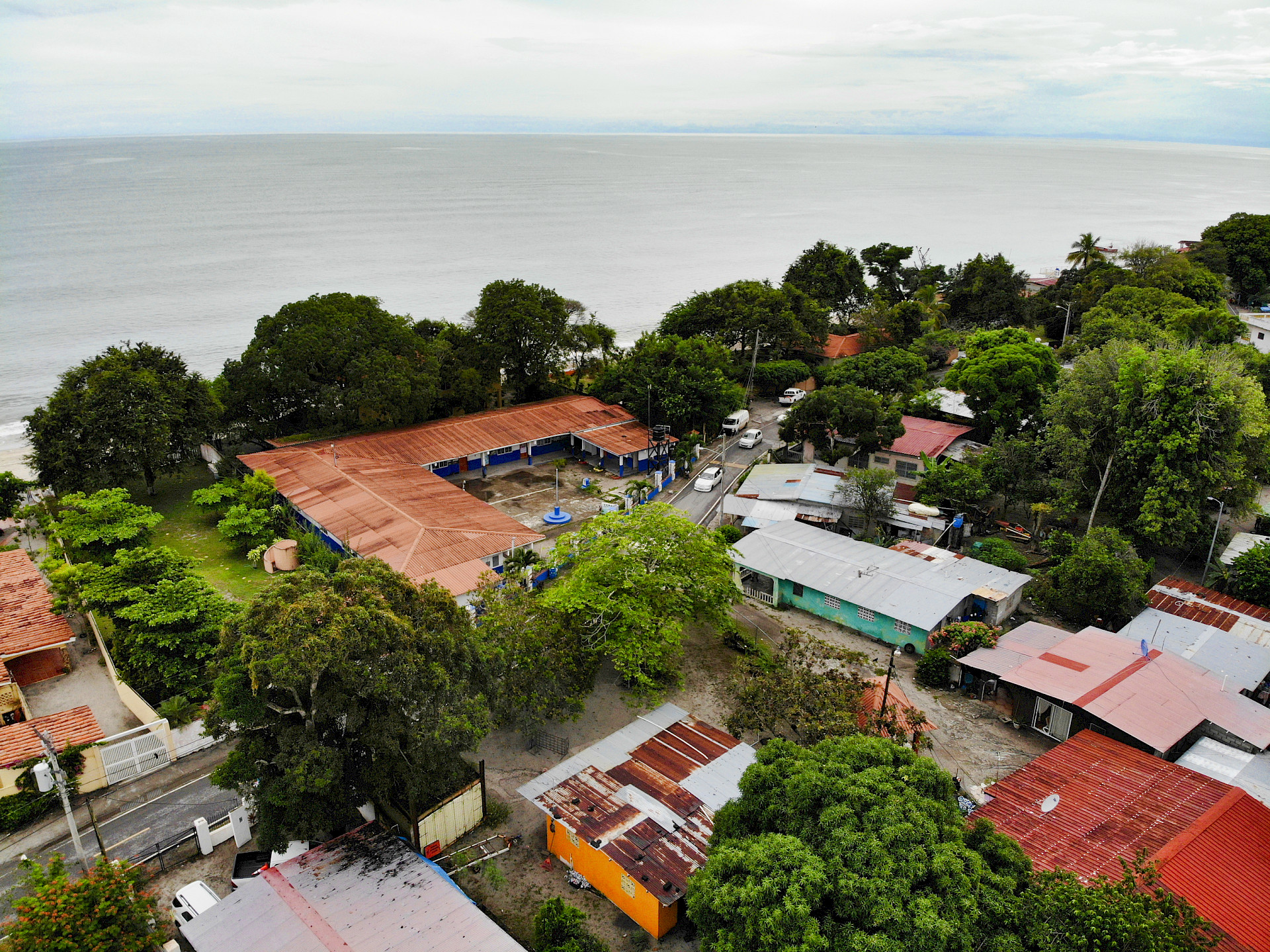 Vista aérea del Colegio de Farallón ubicado en la provincia de Coclé, Panamá. Se puede apreciar al fondo la playa farallón y el pueblo de farallón.