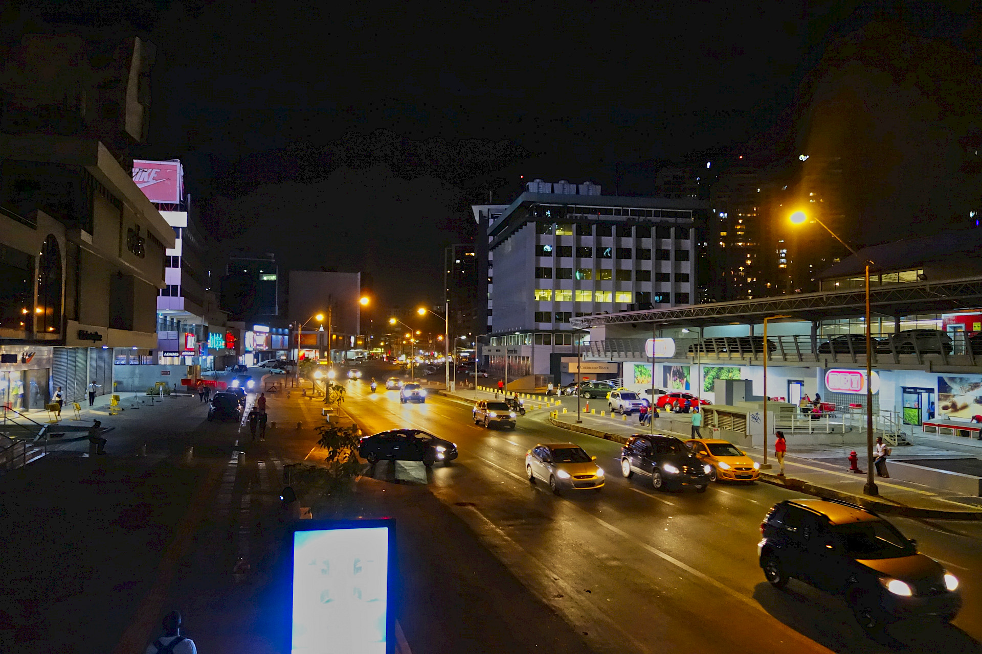 En esta fotografía nocturna de la vía españa. De la ciudad de Panamá. Se aprecia el supermercado Rey, Office Depot, Collins, Nike, Ben Betesh. Principalmente