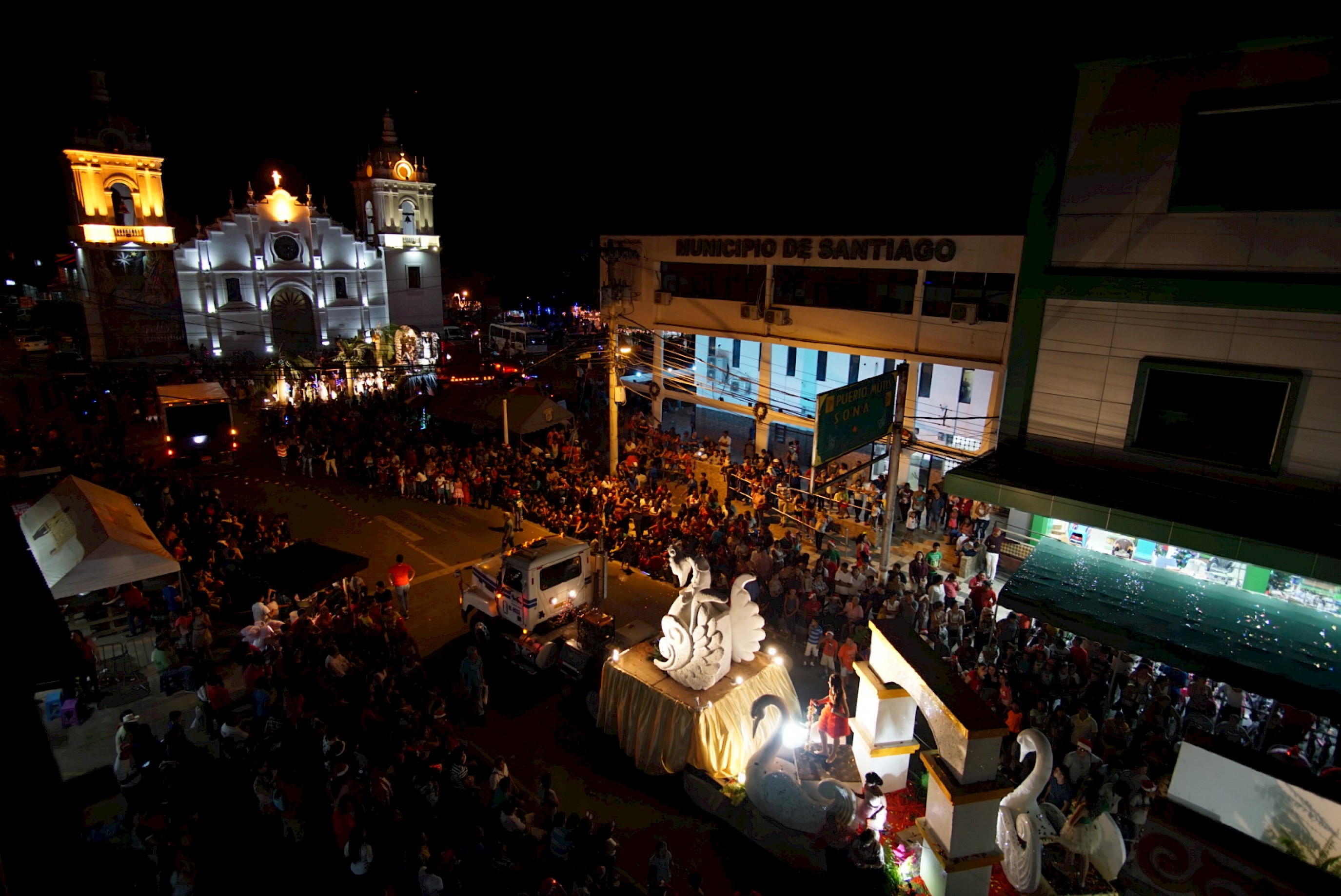 Fotografía del desfile de navidad de la ciudad de Santiago de Veraguas. El 22 de diciembre de 2018. Vista nocturna de la iglesia catedral.