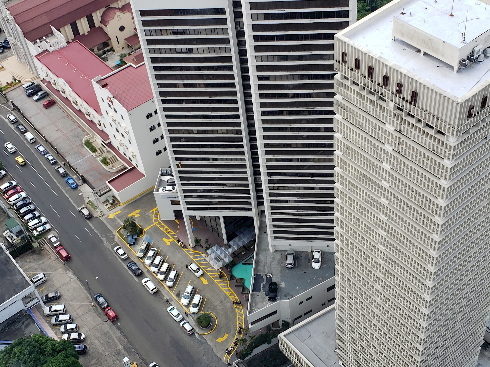 Vista aérea del edificio COMOSA. 
En esta fotografía se logra ver parcialmente el edificio y también la torre Banistmo y el Santuario Nacional en un momento de poco tráfico