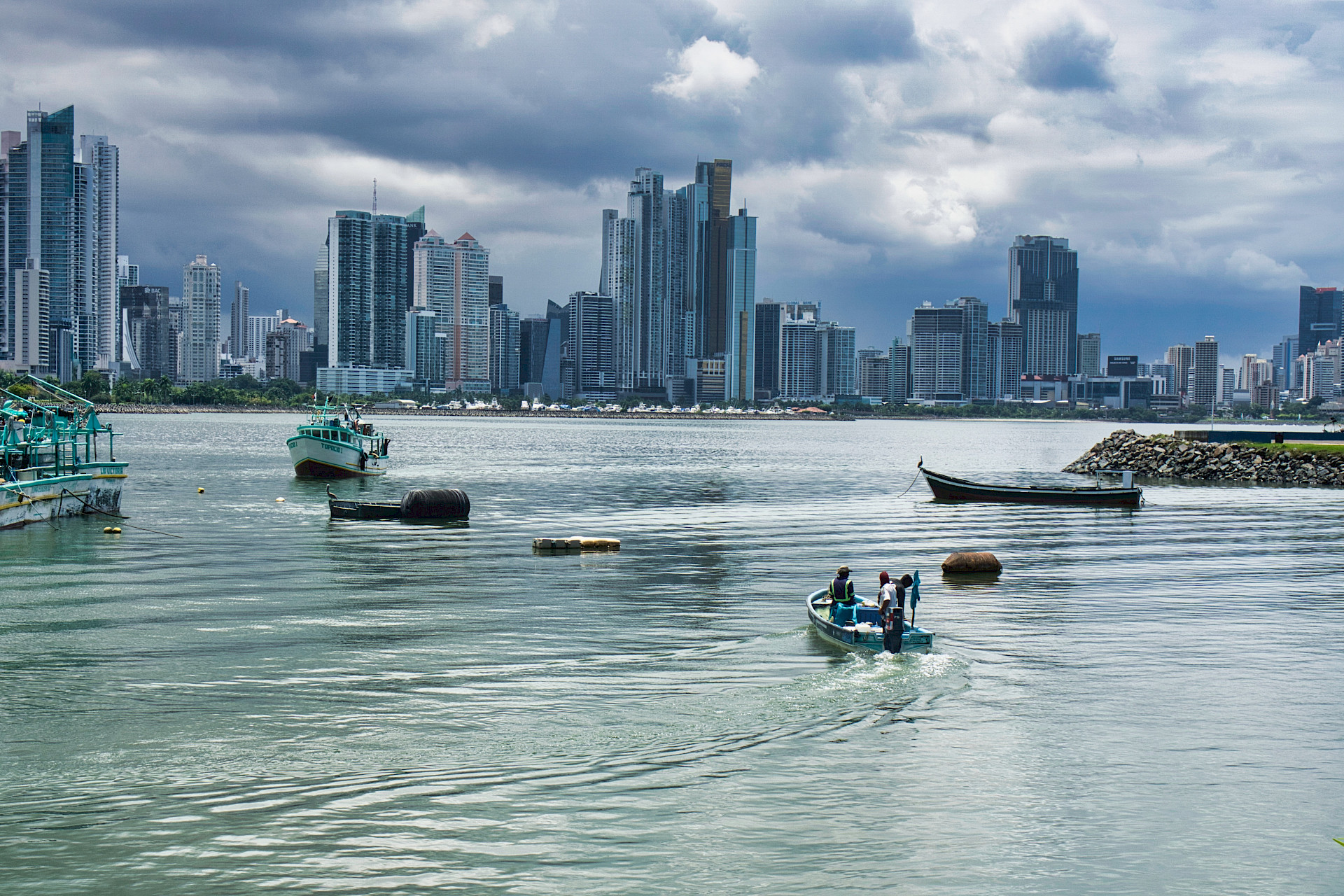 Pesca artesanal en la cinta costera Panamá. Skyline Panamá. Cinta Costera.