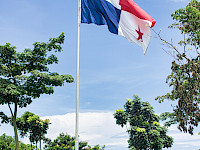Bandera Panameña sobre grama en Cinta Costera