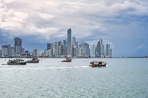 Barcos pesqueros frente a la cinta costera. En esta foto se puede apreciar la bahía de Panamá y al fondo la línea de Rascacielos de la Ciudad.
