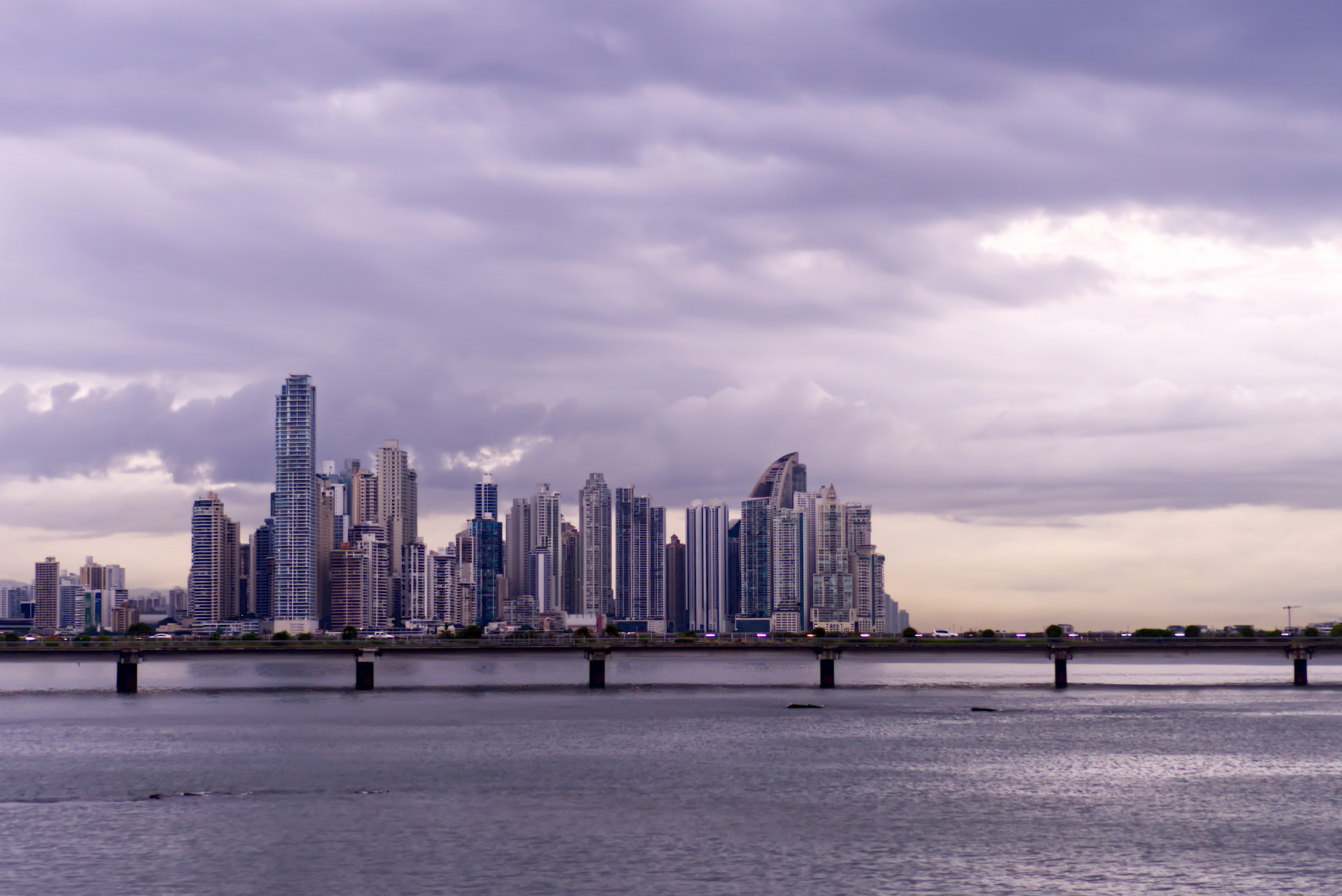 Vista del tramo marino. 
La bahía de Panamá.
El skyline de la ciudad de Panamá. 
Se puede ver el parte de Paitilla y Punta Pacífica. El antiguo Trump acualmente Marriott, The Point entre otros.