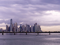 Vista de la tramo marino y el skyline de la Ciudad de Panamá
