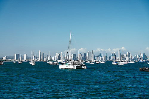 Flota de Yates en el Causeway. Se puede observar el skyline de la ciudad de Panamá.